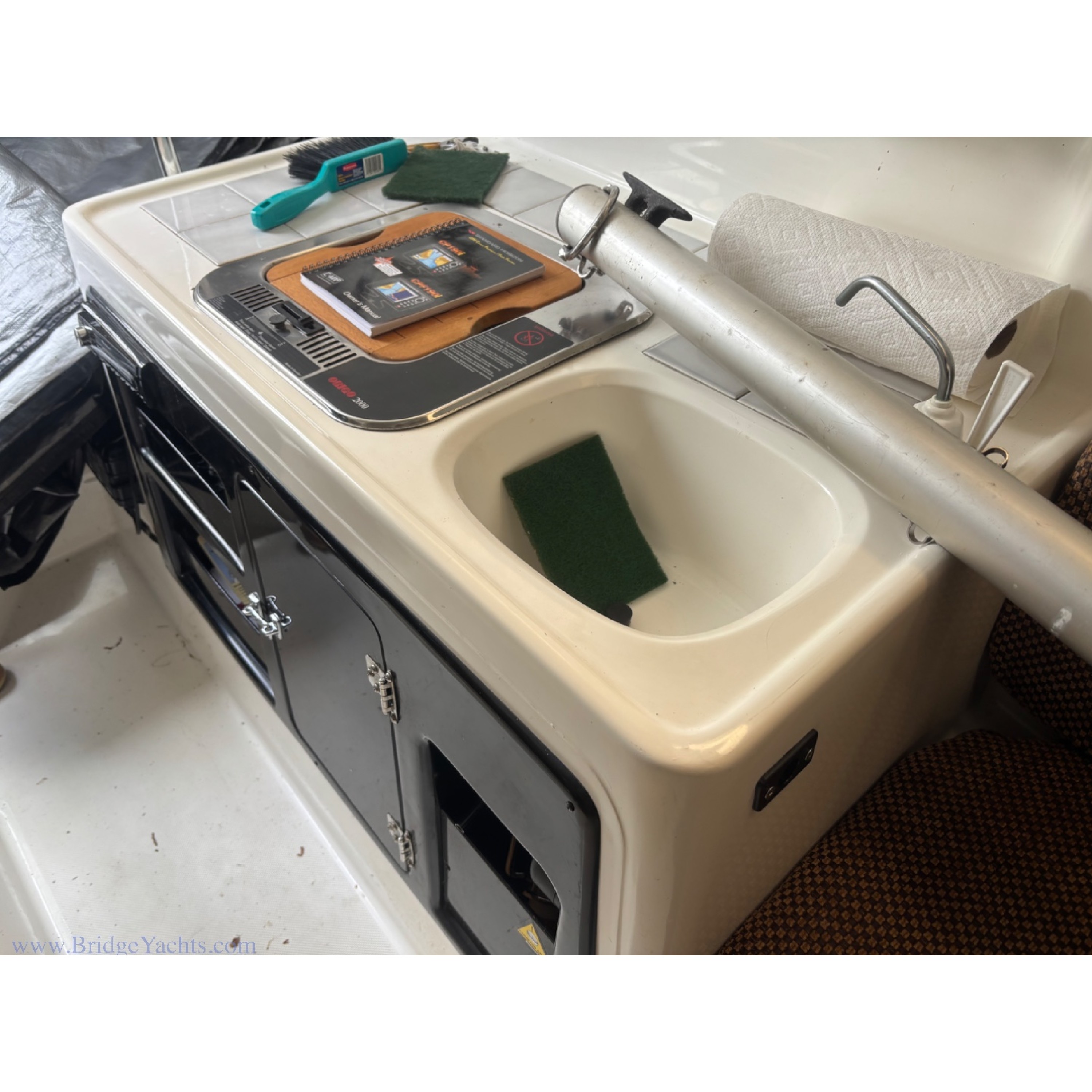 1998 MacGregor 26X – Versatile Sail & Power Cruiser