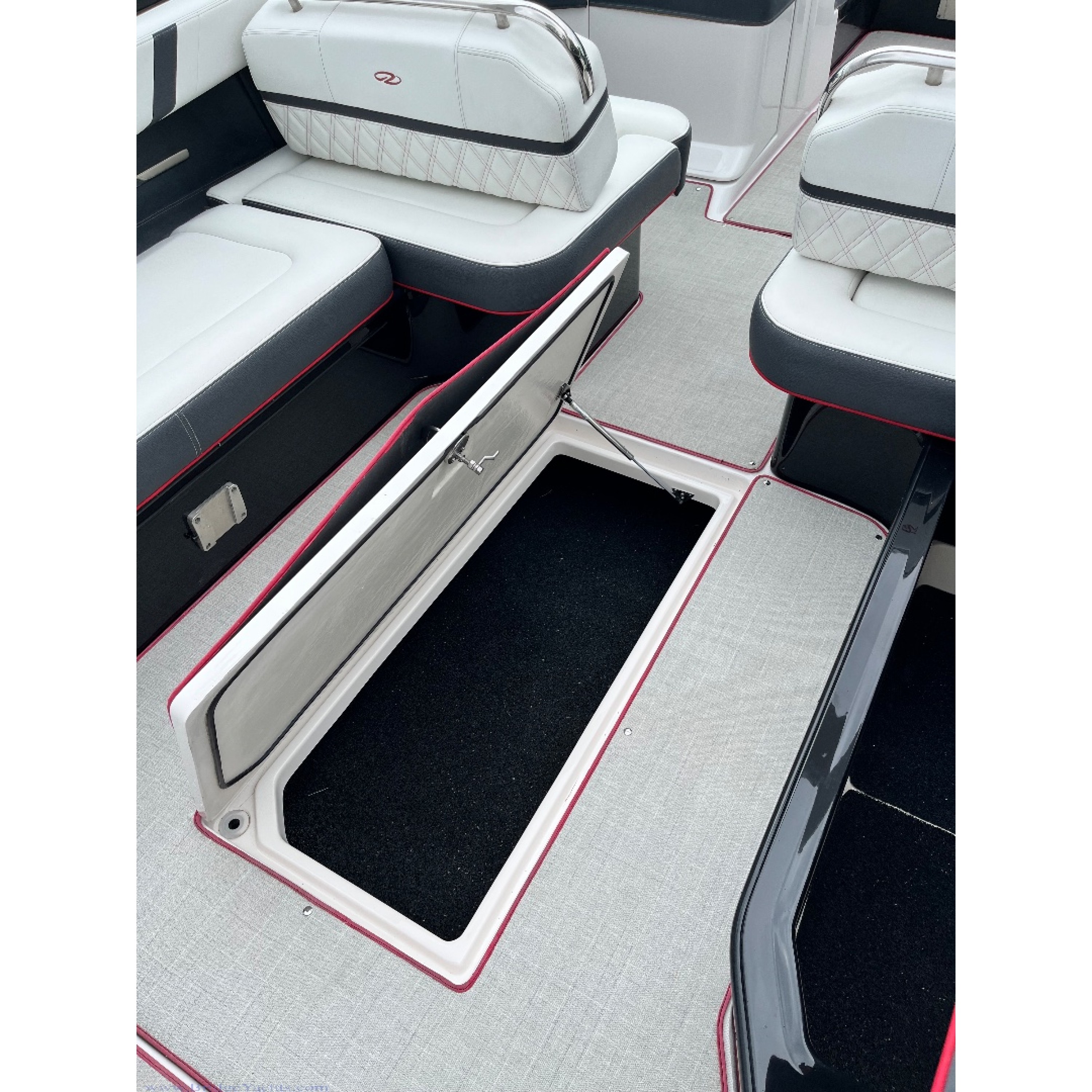 2020 29' 2" REGAL 290 OBX Bow Rider 2020 29' 2" REGAL 290 OBX Bow Rider