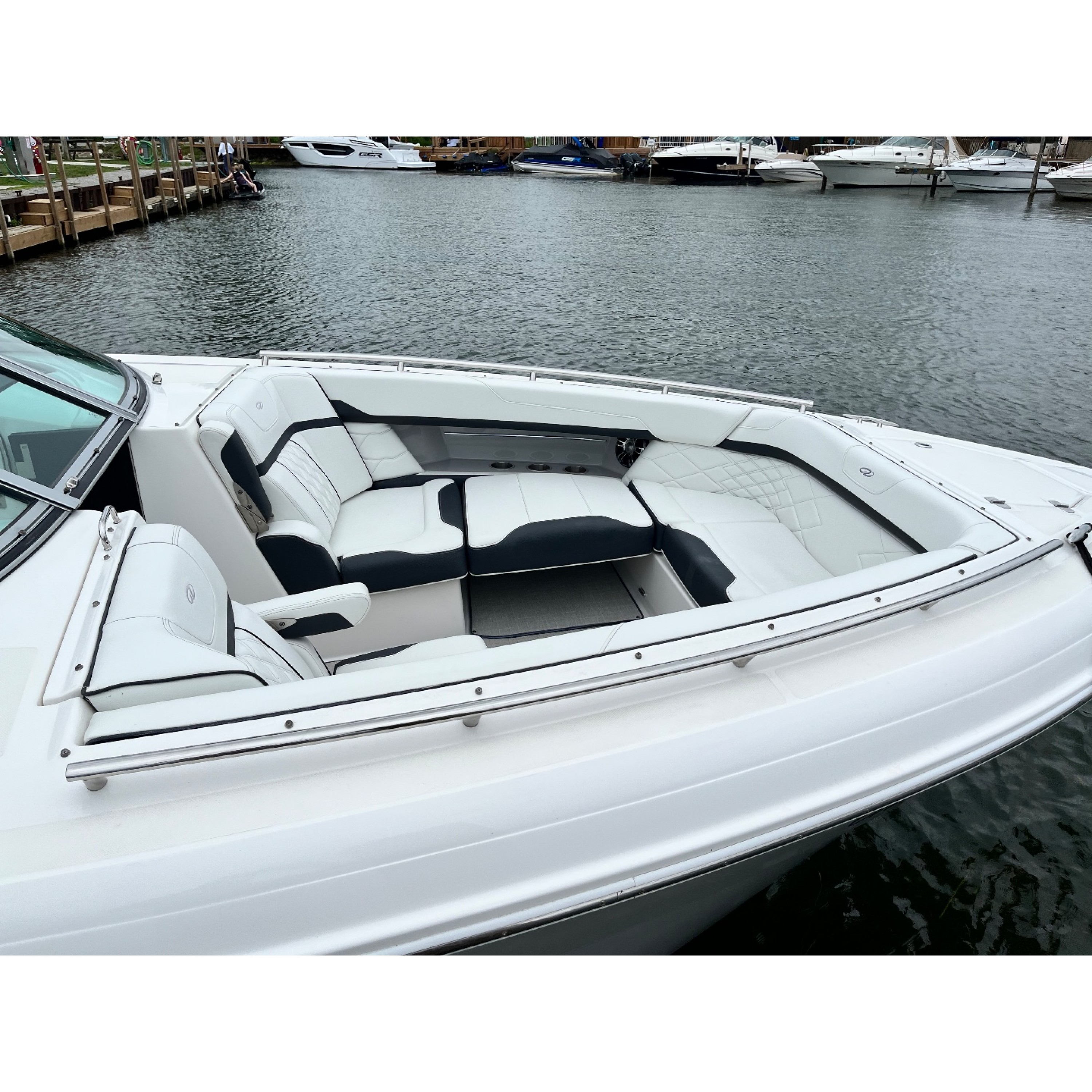 2022 34' 1" REGAL 33 OBX Bow Rider 2022 34' 1" REGAL 33 OBX Bow Rider