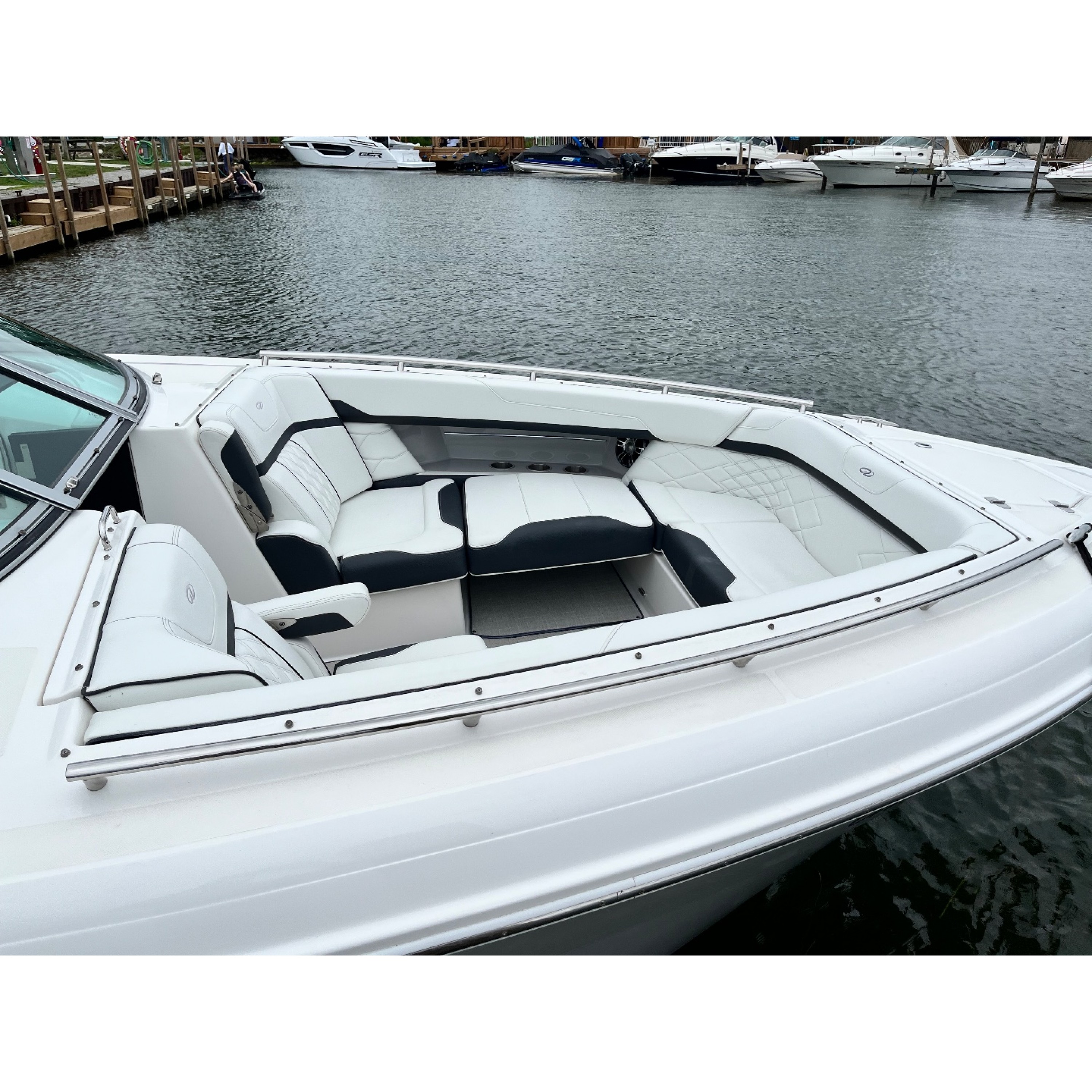 2022 34' 1" REGAL 33 OBX Bow Rider