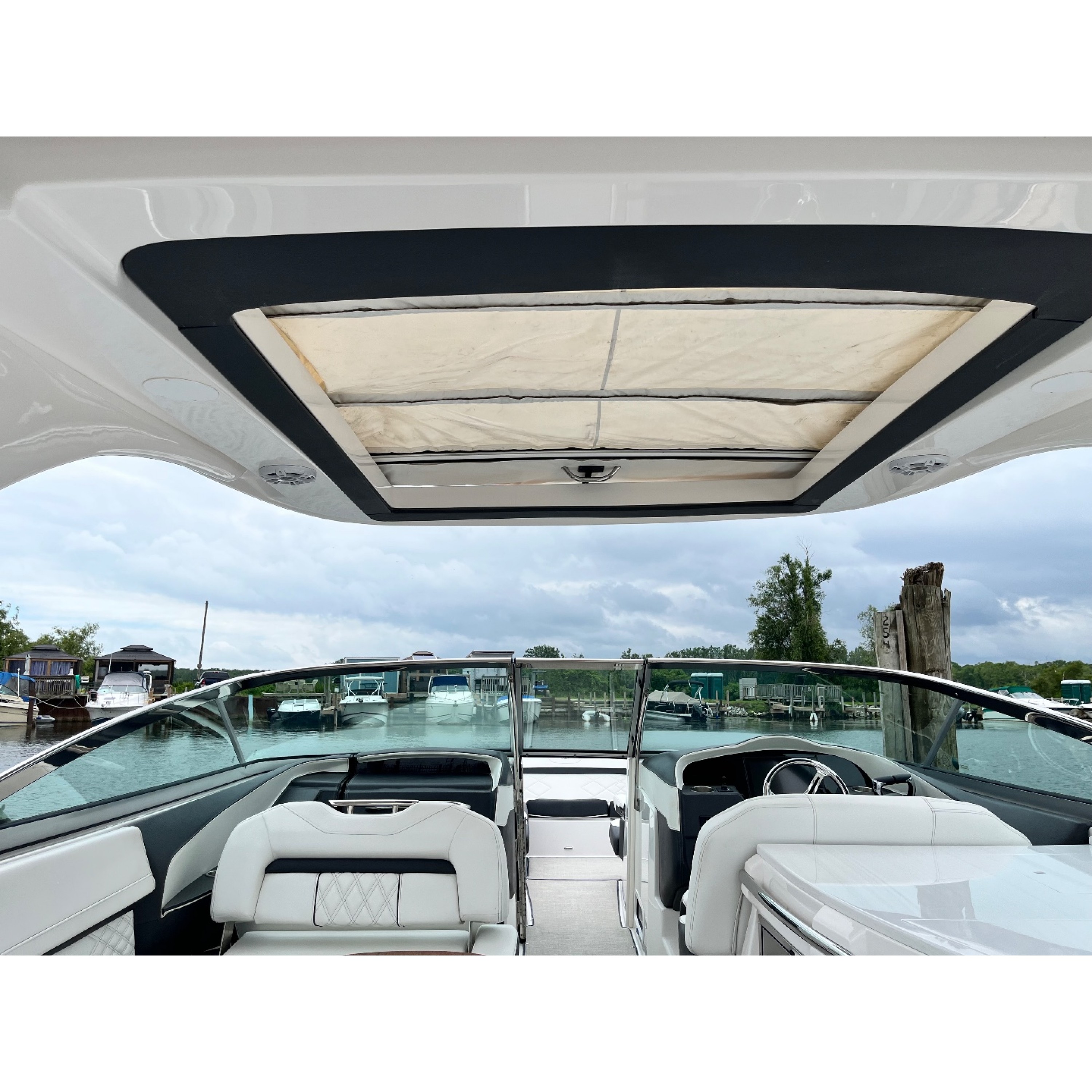 2022 34' 1" REGAL 33 OBX Bow Rider 2022 34' 1" REGAL 33 OBX Bow Rider