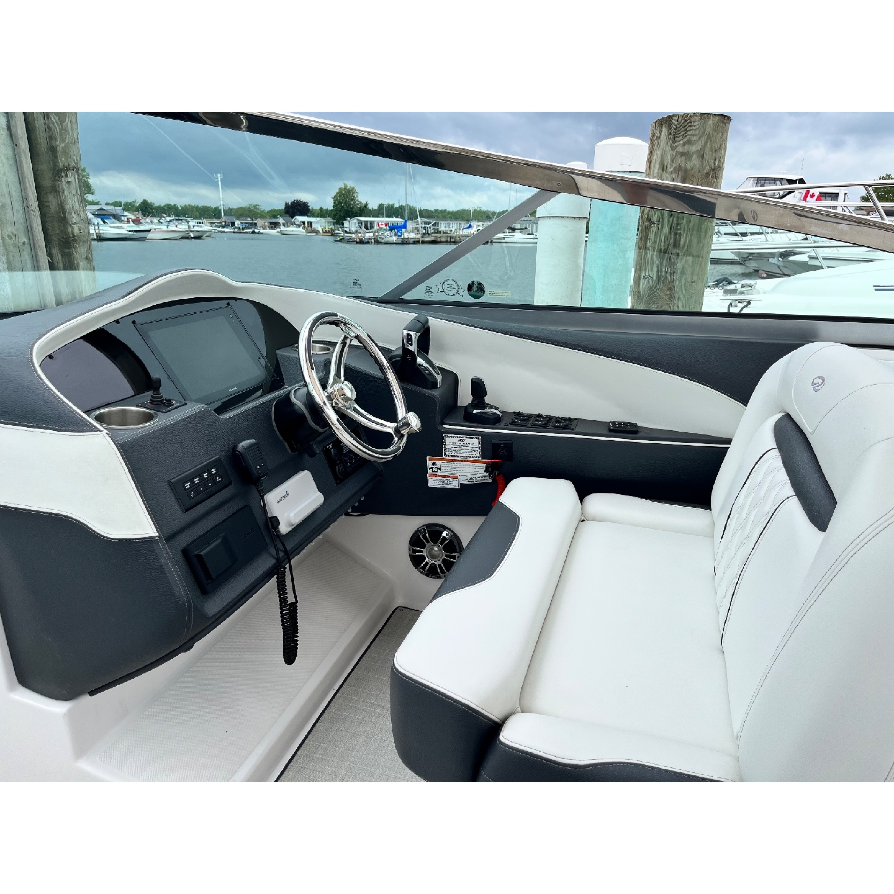 2022 34' 1" REGAL 33 OBX Bow Rider 2022 34' 1" REGAL 33 OBX Bow Rider