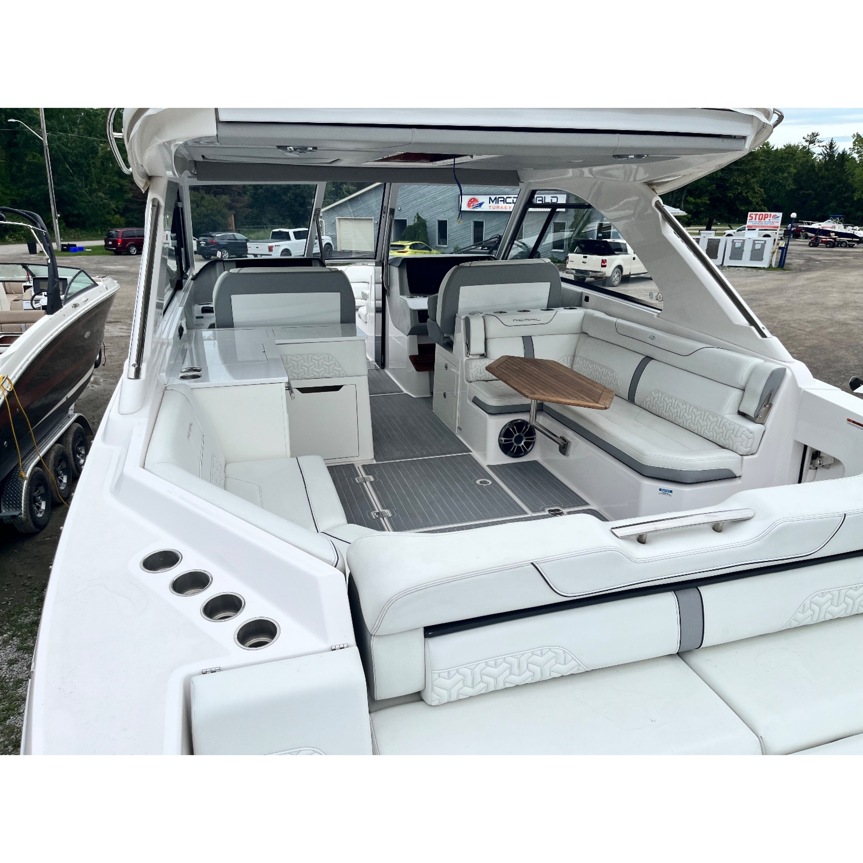 2022 37' 4" REGAL 36 LS Bow Rider