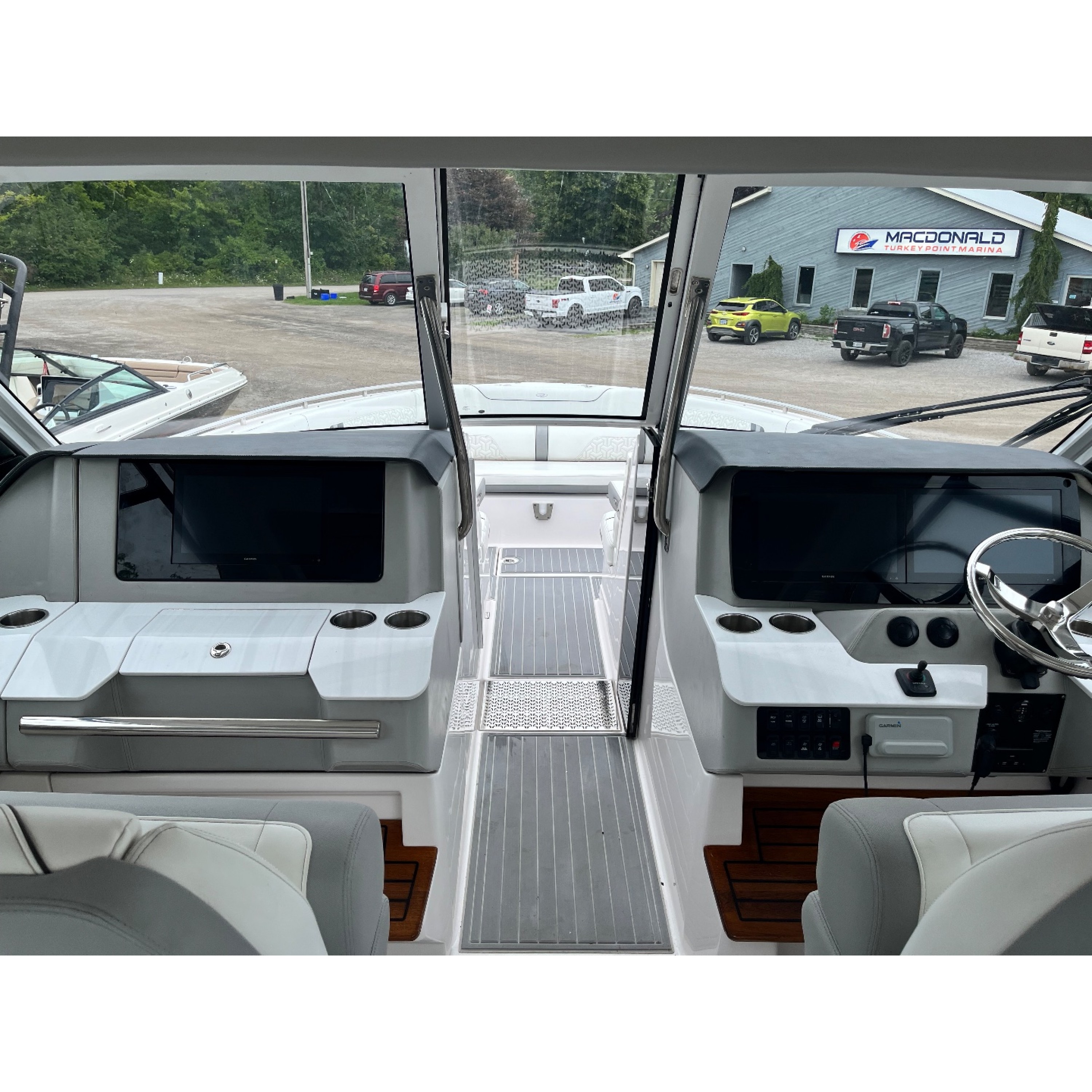 37' 4" REGAL 36 LS Bow Rider Boat Regal 36 LS 37' 4" REGAL 36 LS Bow Rider Boat Regal 36 LS