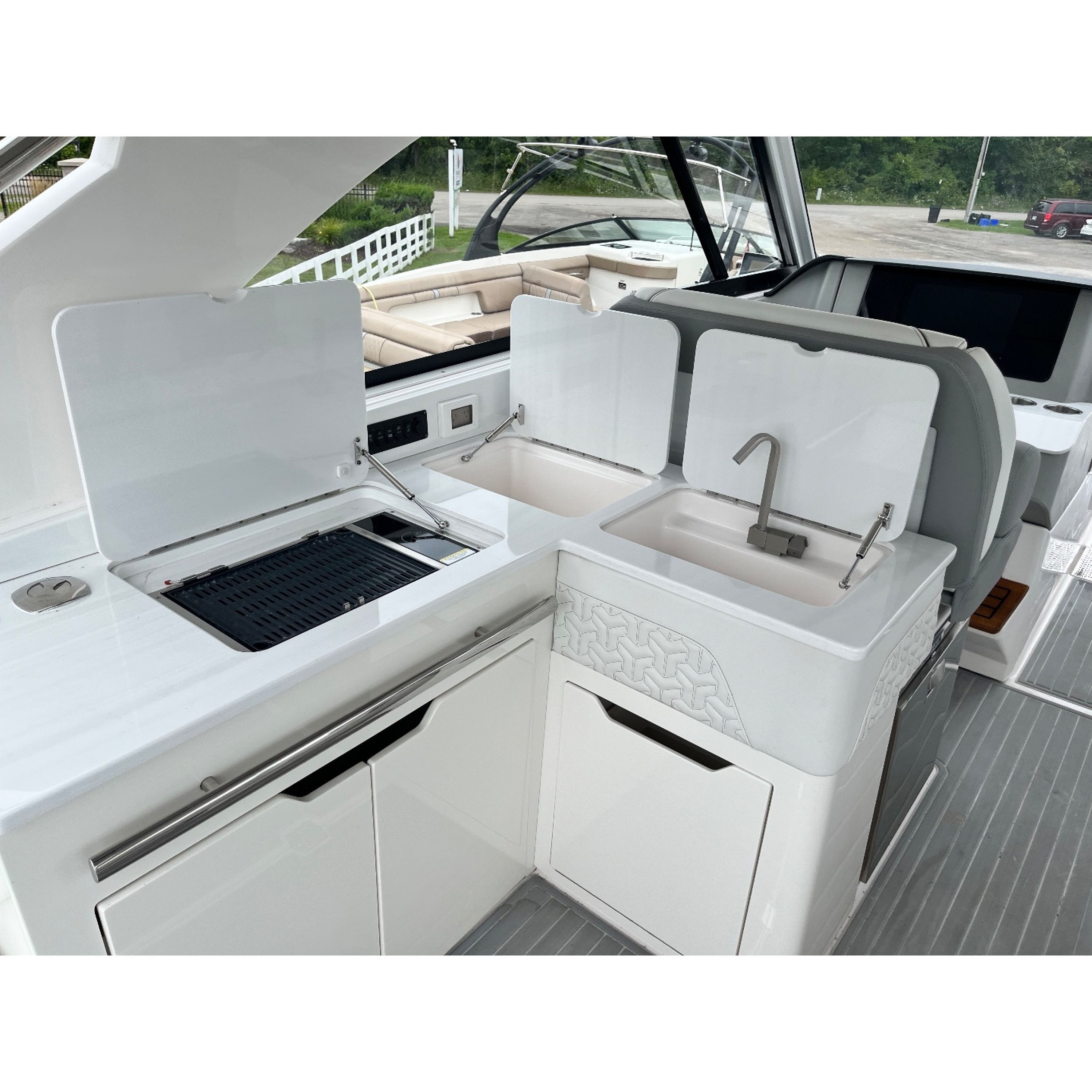 37' 4" REGAL 36 LS Bow Rider Boat Regal 36 LS 37' 4" REGAL 36 LS Bow Rider Boat Regal 36 LS