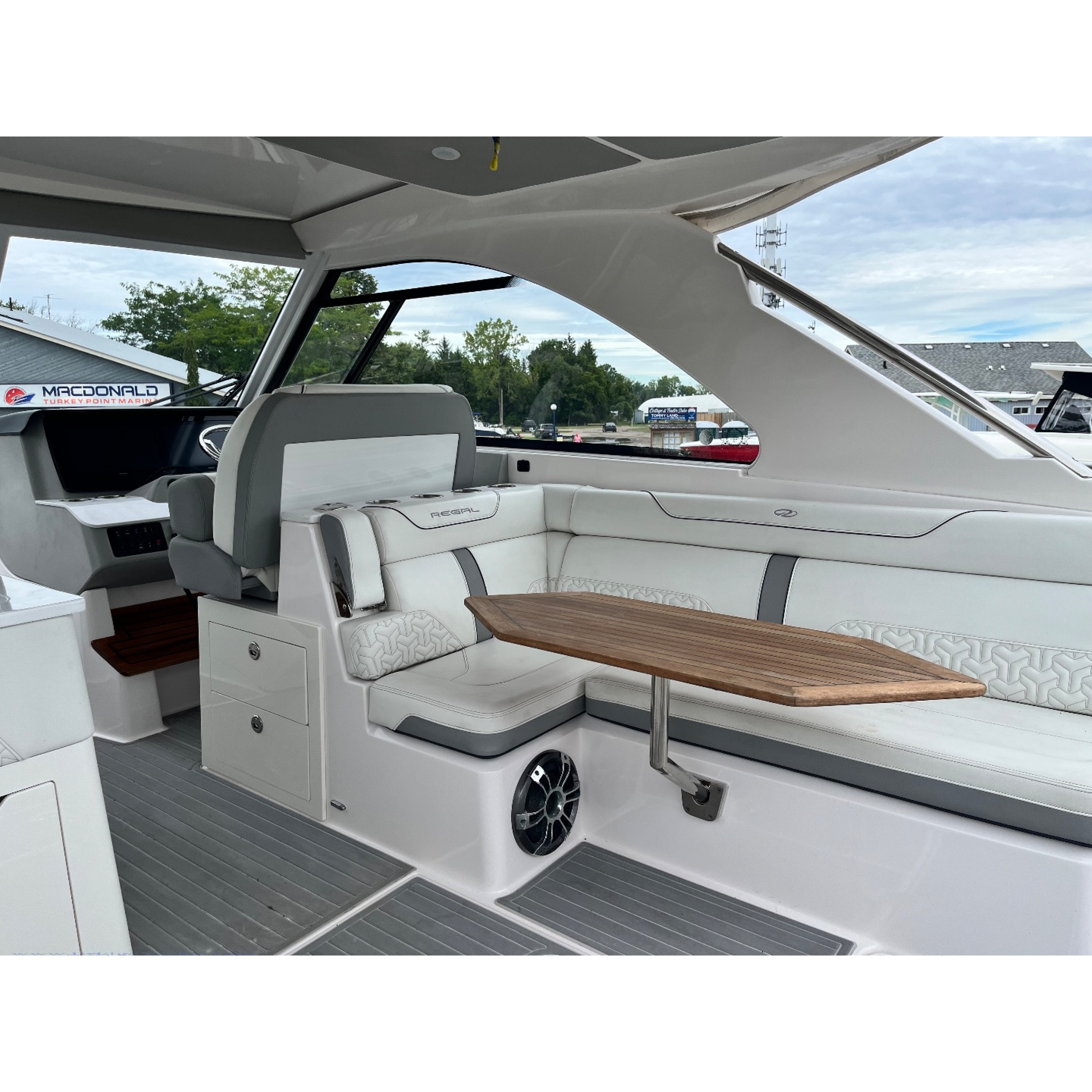 37' 4" REGAL 36 LS Bow Rider Boat Regal 36 LS 37' 4" REGAL 36 LS Bow Rider Boat Regal 36 LS