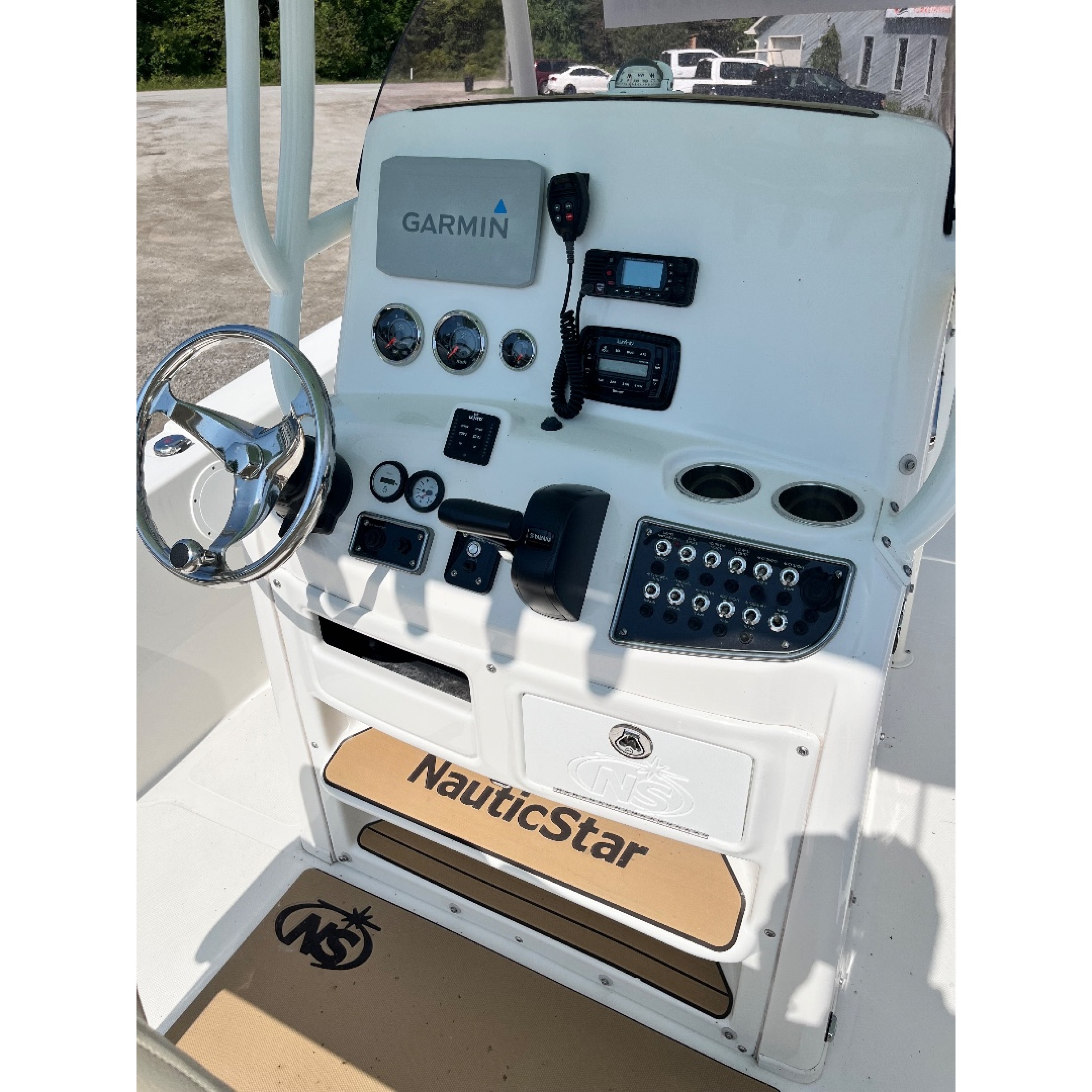 2022 23' NAUTIC STAR 2302 Legacy Center Console 2022 23' NAUTIC STAR 2302 Legacy Center Console