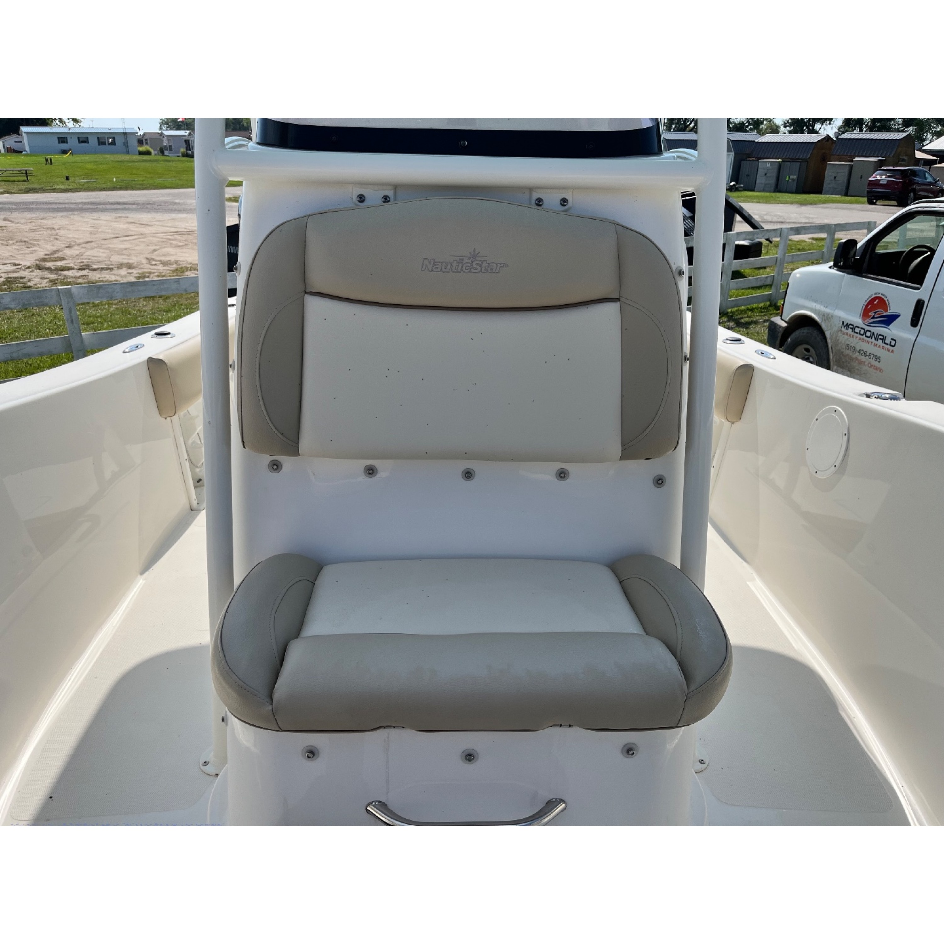 2022 23' NAUTIC STAR 2302 Legacy Center Console 2022 23' NAUTIC STAR 2302 Legacy Center Console