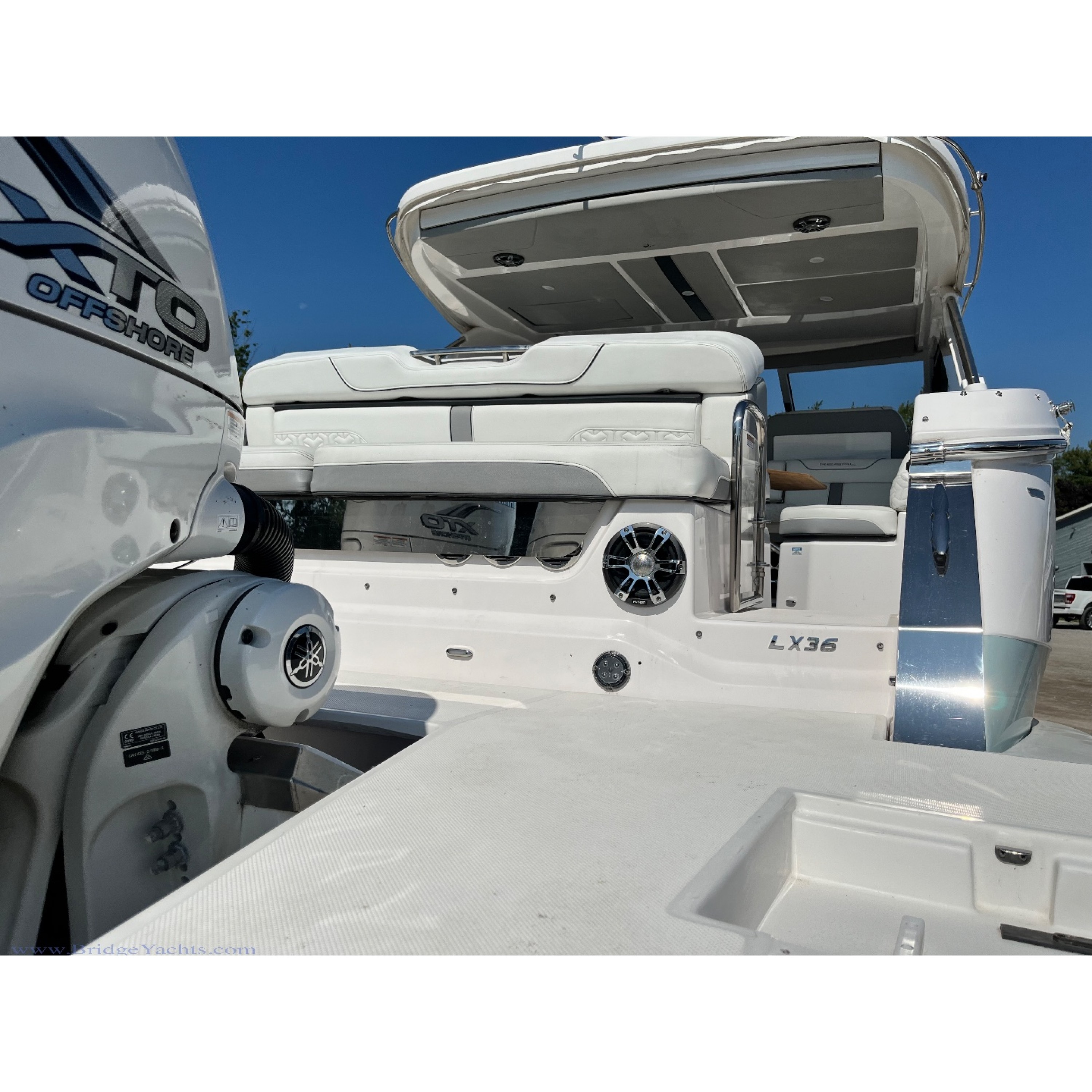 2022 37' 4" REGAL 36 LS Bow Rider