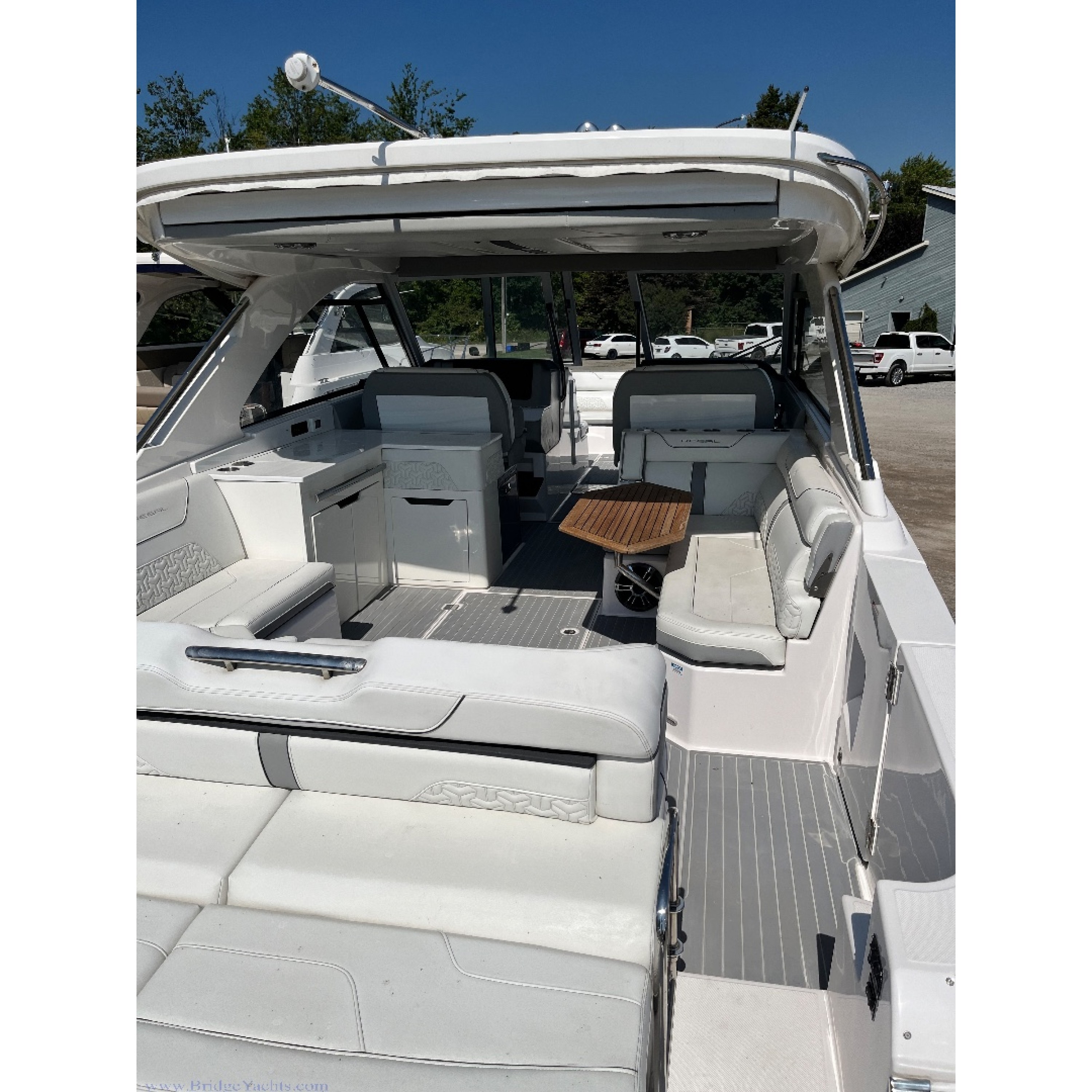 2022 37' 4" REGAL 36 LS Bow Rider