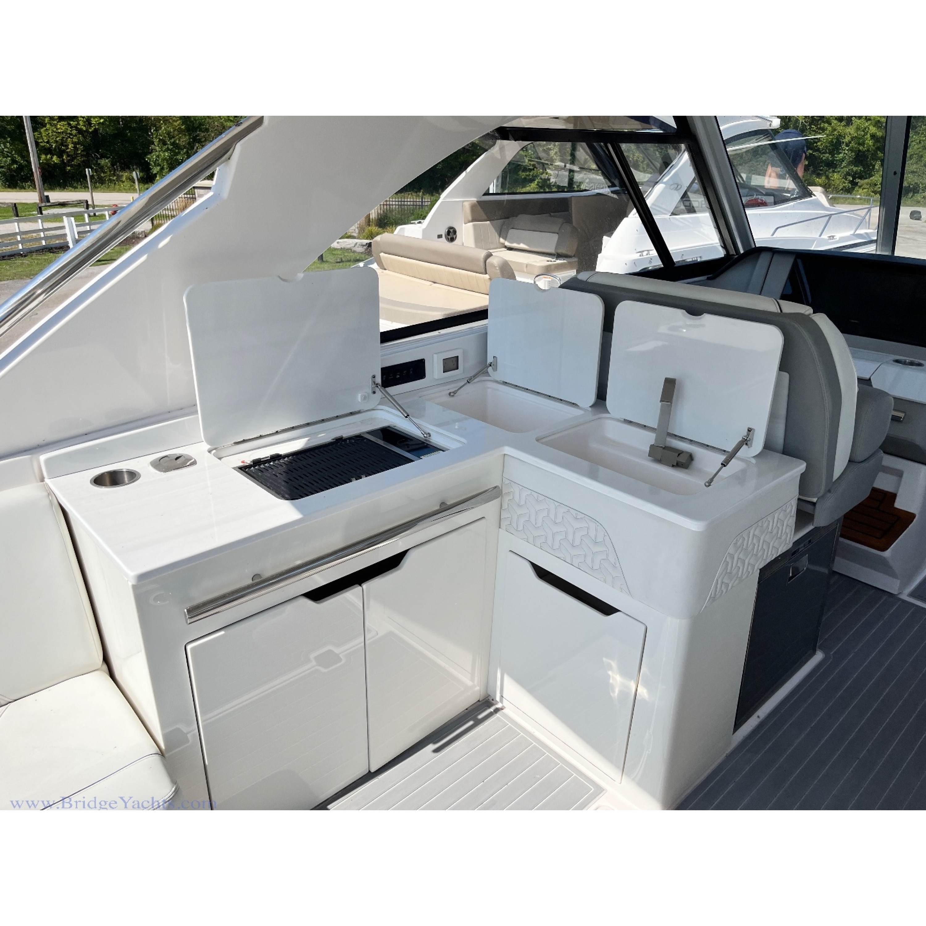 2022 37' 4" REGAL 36 LS Bow Rider