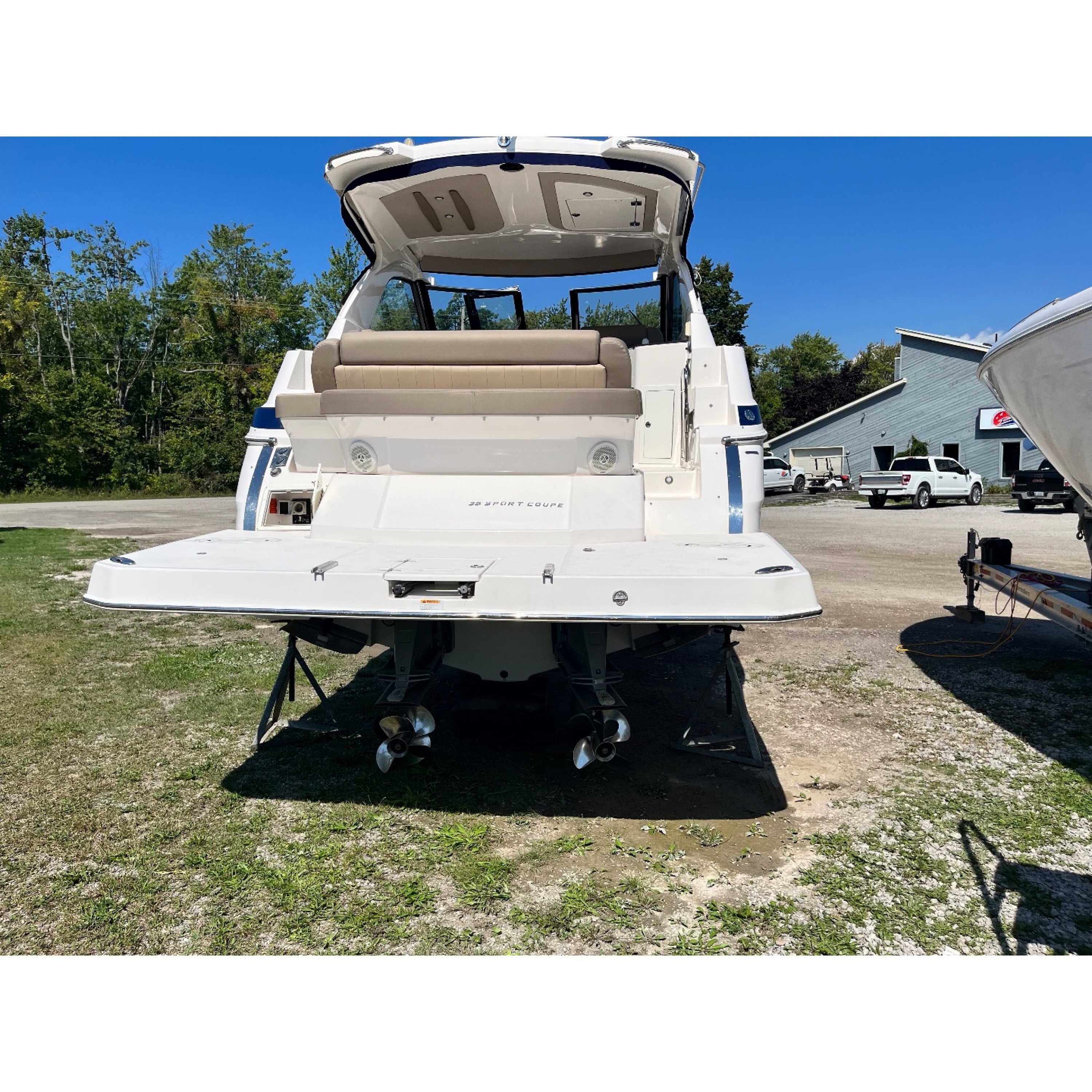 2015 36' 10" REGAL 350 Sport Coupe Coupe 2015 36' 10" REGAL 350 Sport Coupe Coupe