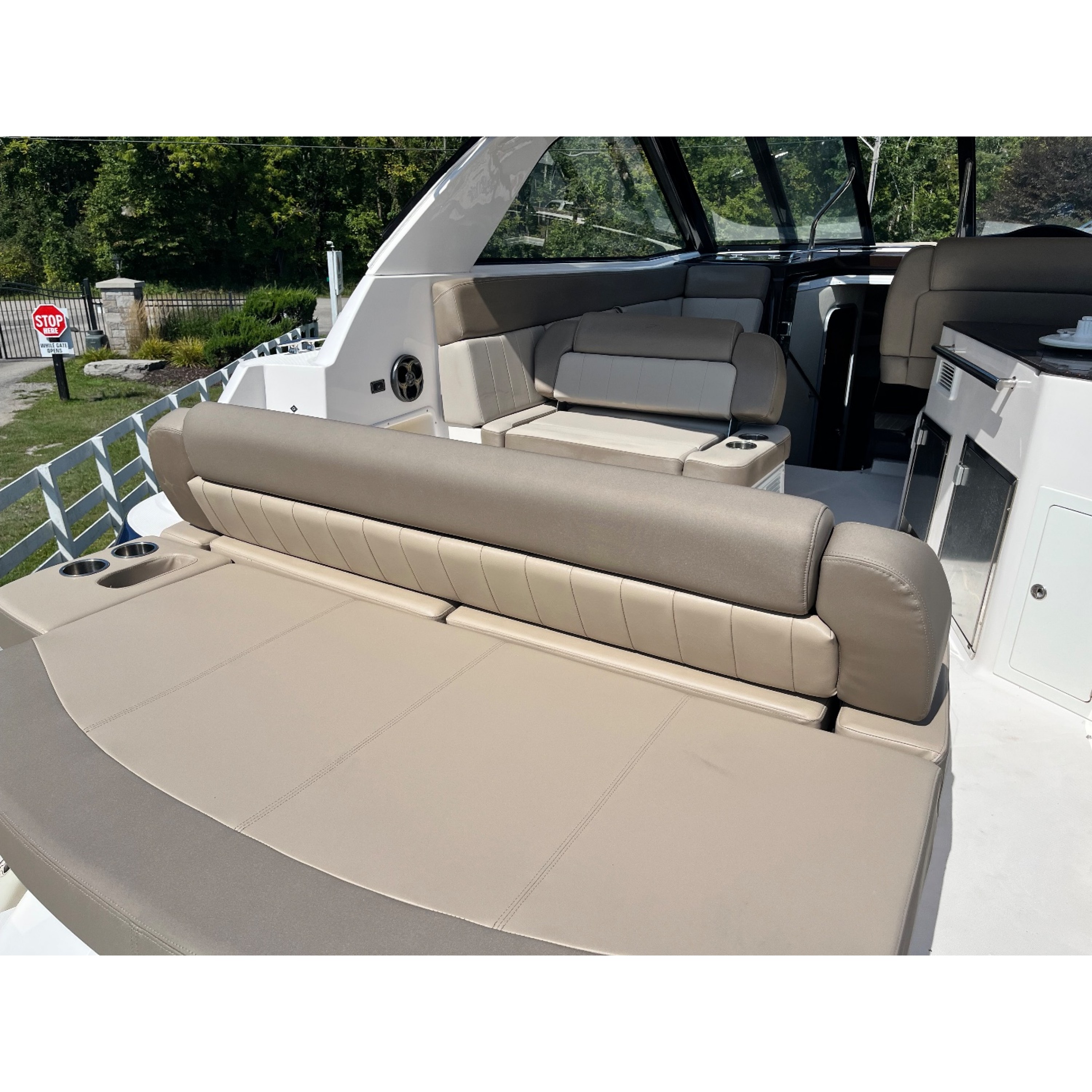 2015 36' 10" REGAL 350 Sport Coupe Coupe 2015 36' 10" REGAL 350 Sport Coupe Coupe