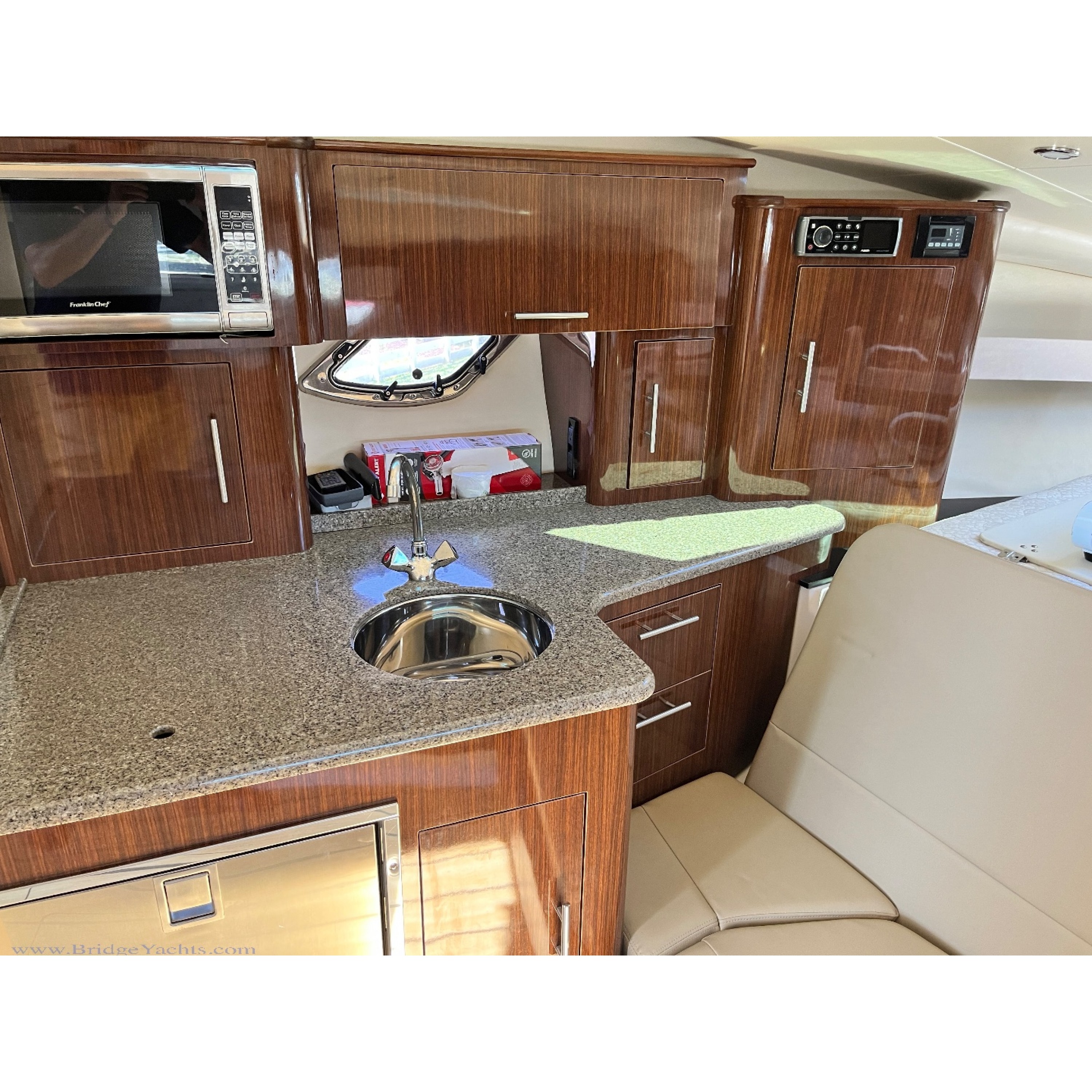 2015 36' 10" REGAL 350 Sport Coupe Coupe 2015 36' 10" REGAL 350 Sport Coupe Coupe
