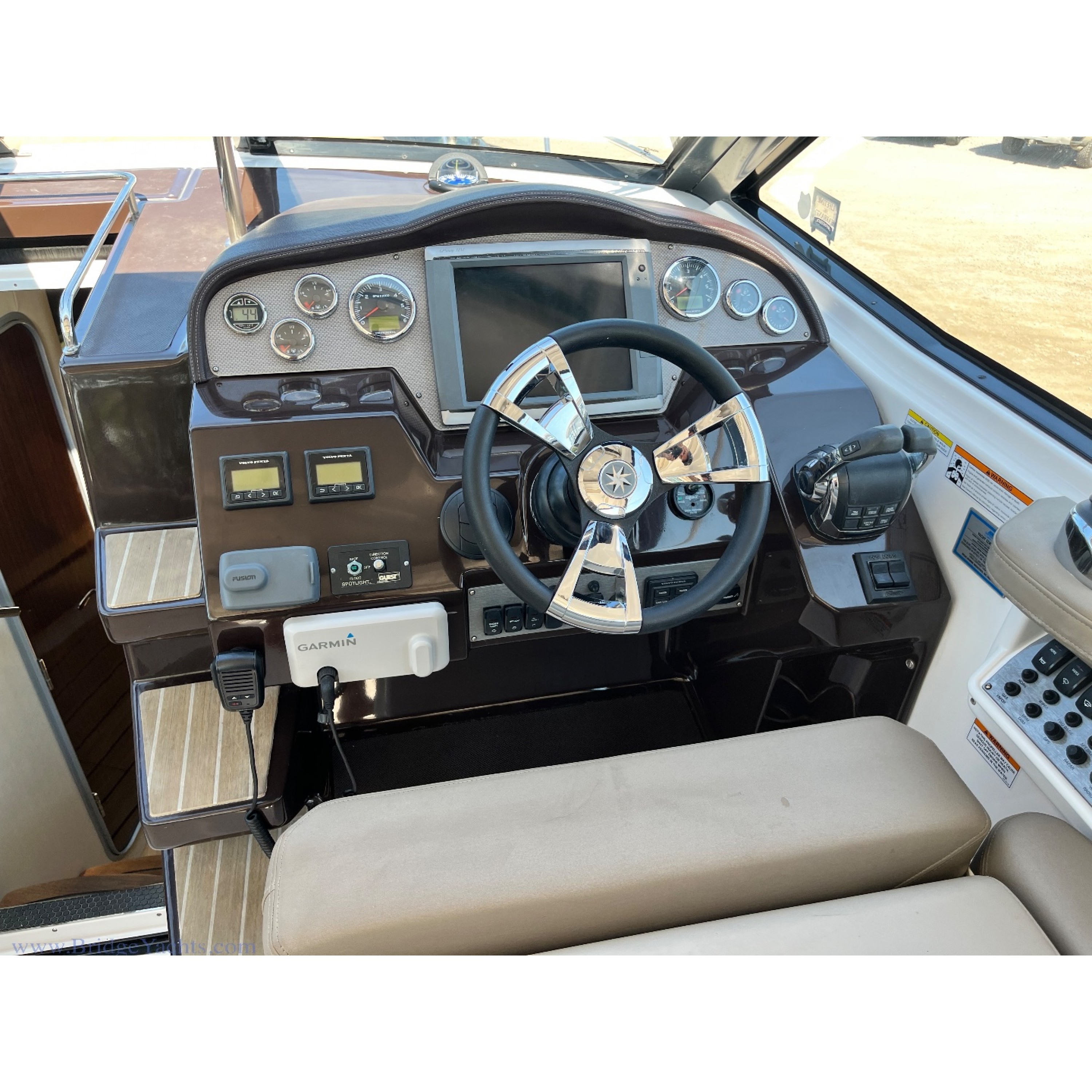 2015 36' 10" REGAL 350 Sport Coupe Coupe 2015 36' 10" REGAL 350 Sport Coupe Coupe