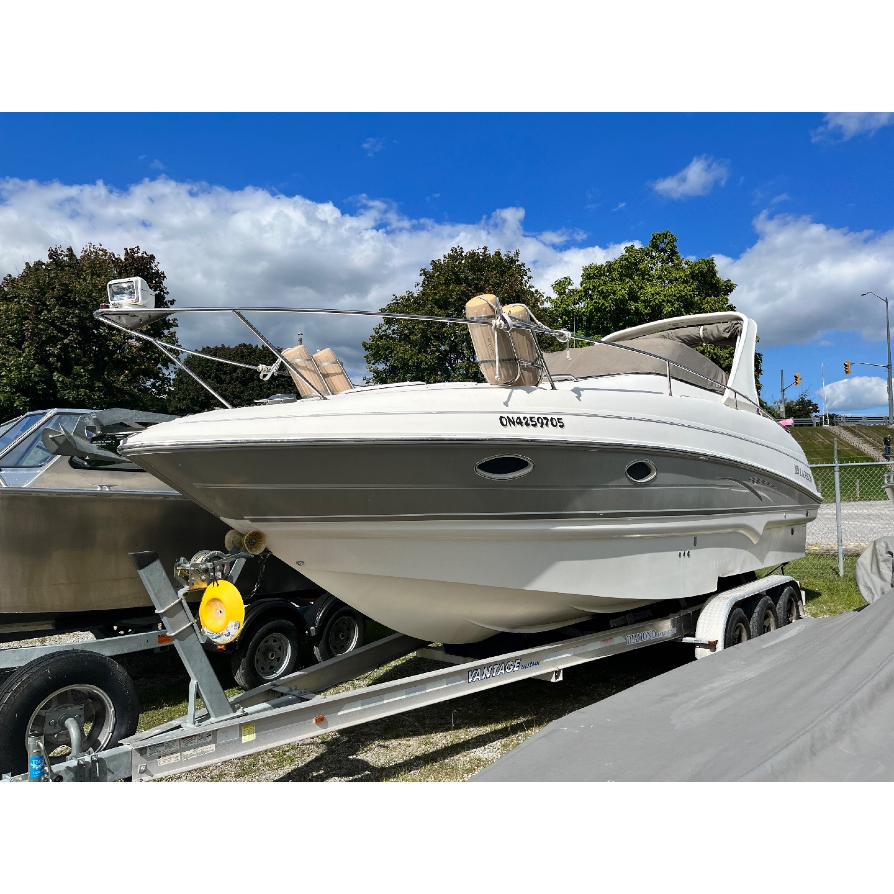 2007 28' 3" LARSON 274 Cabrio 2007 28' 3" LARSON 274 Cabrio