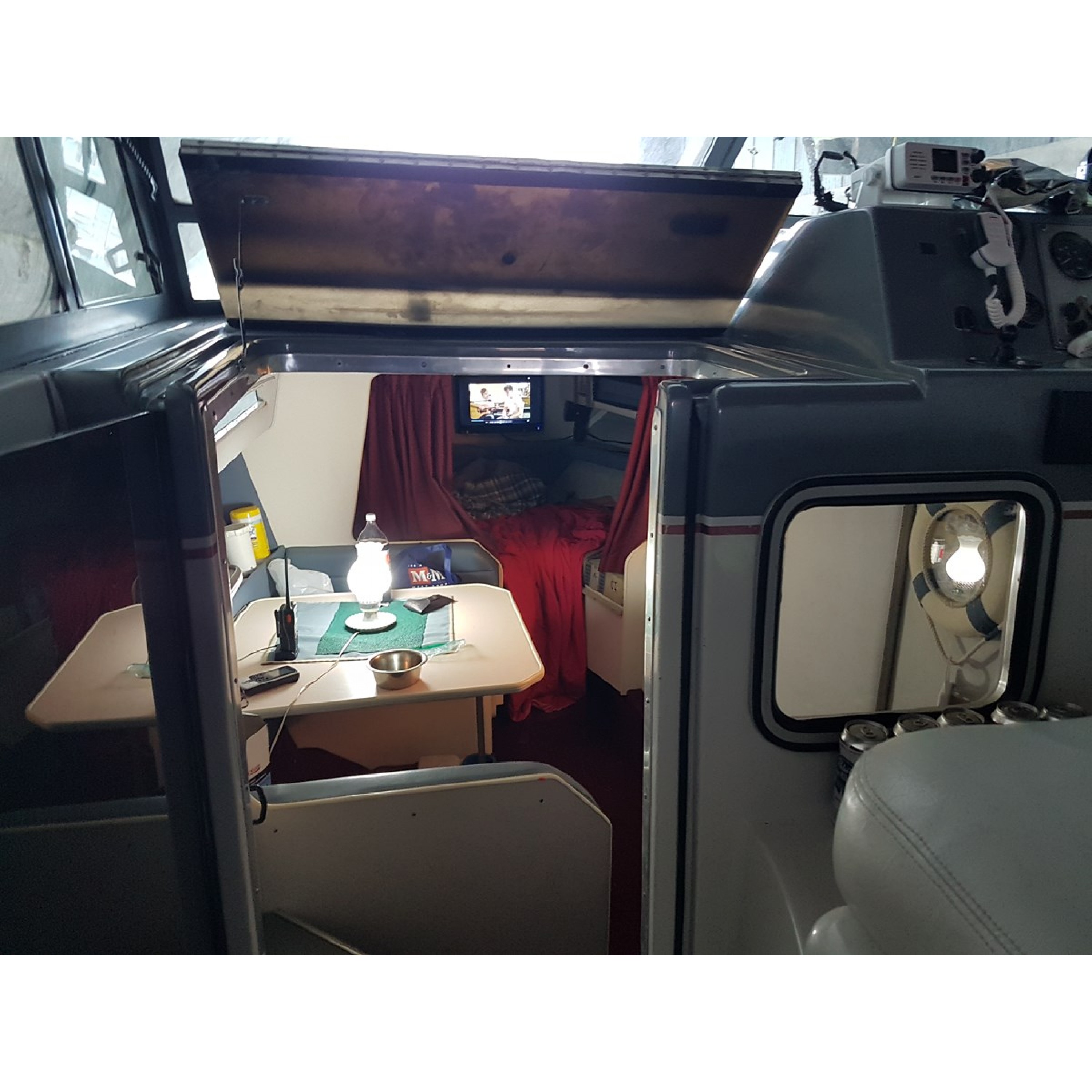 1988 31' 4" CHRIS-CRAFT Motor Yacht 1988 31' 4" CHRIS-CRAFT Motor Yacht