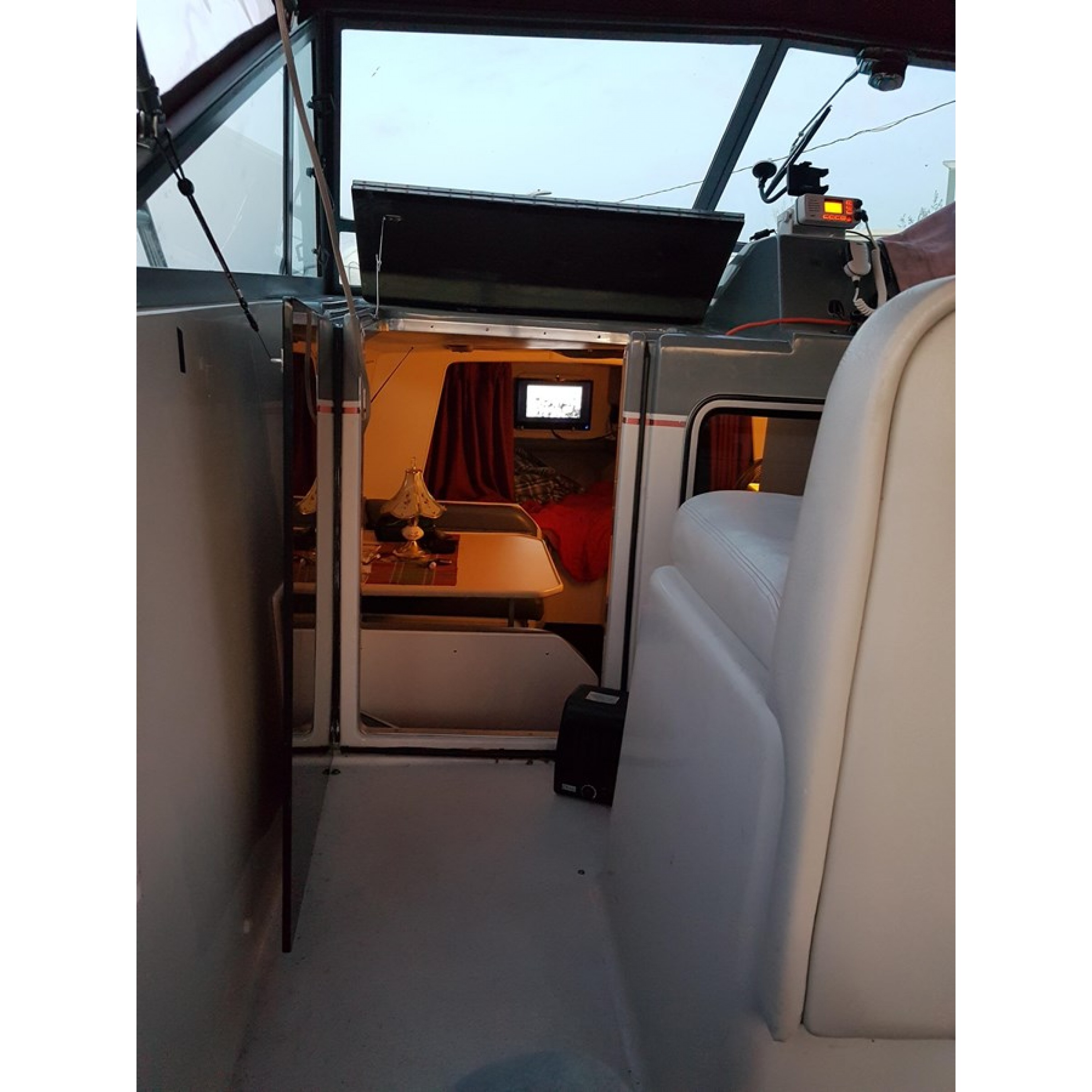 1988 31' 4" CHRIS-CRAFT Motor Yacht 1988 31' 4" CHRIS-CRAFT Motor Yacht