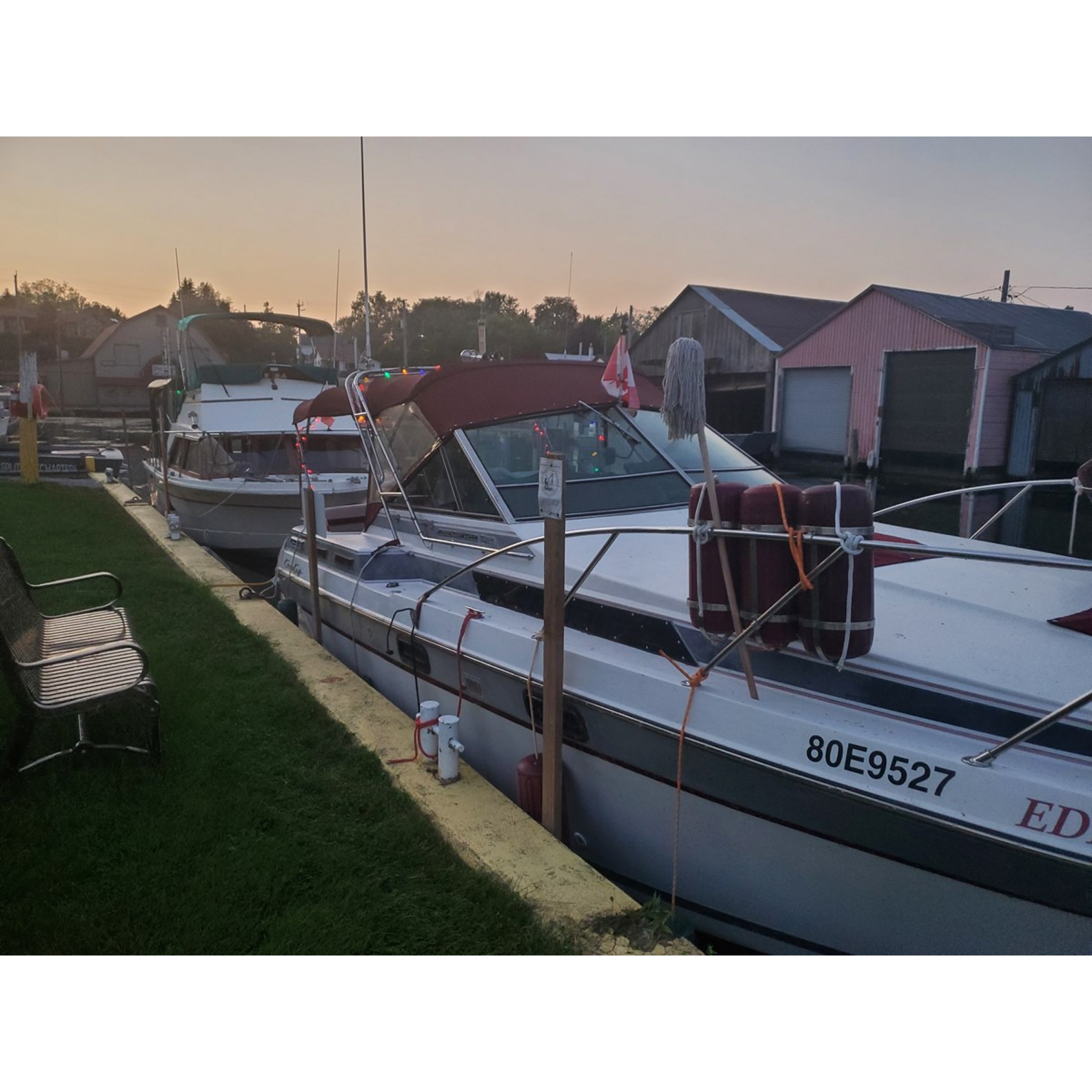 1988 31' 4" CHRIS-CRAFT Motor Yacht 1988 31' 4" CHRIS-CRAFT Motor Yacht