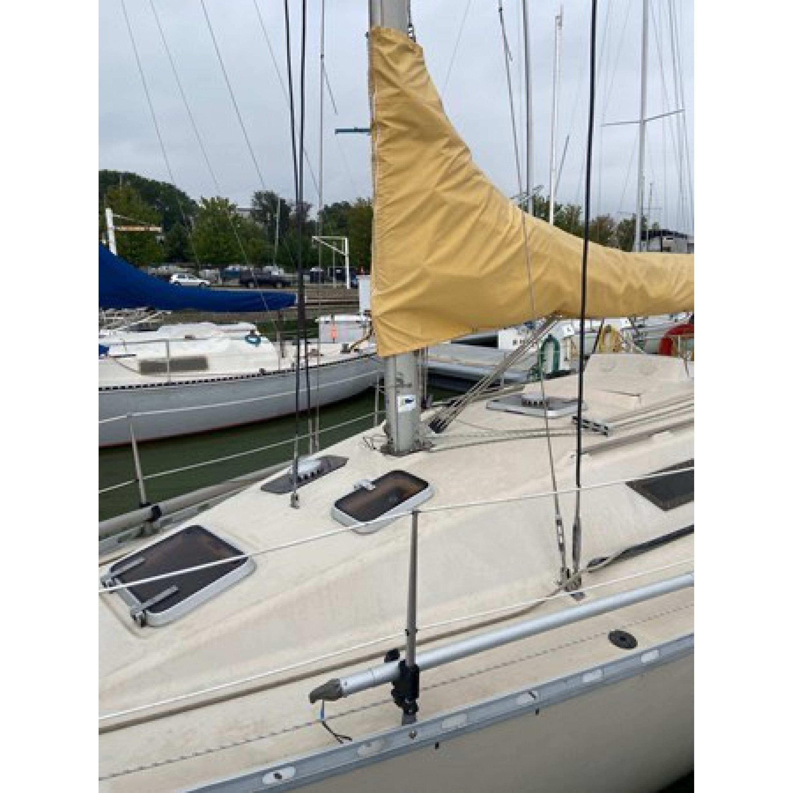 1983 30ft 6in BENETEAU Cruising/Racing Sailboat, La Belle Vie