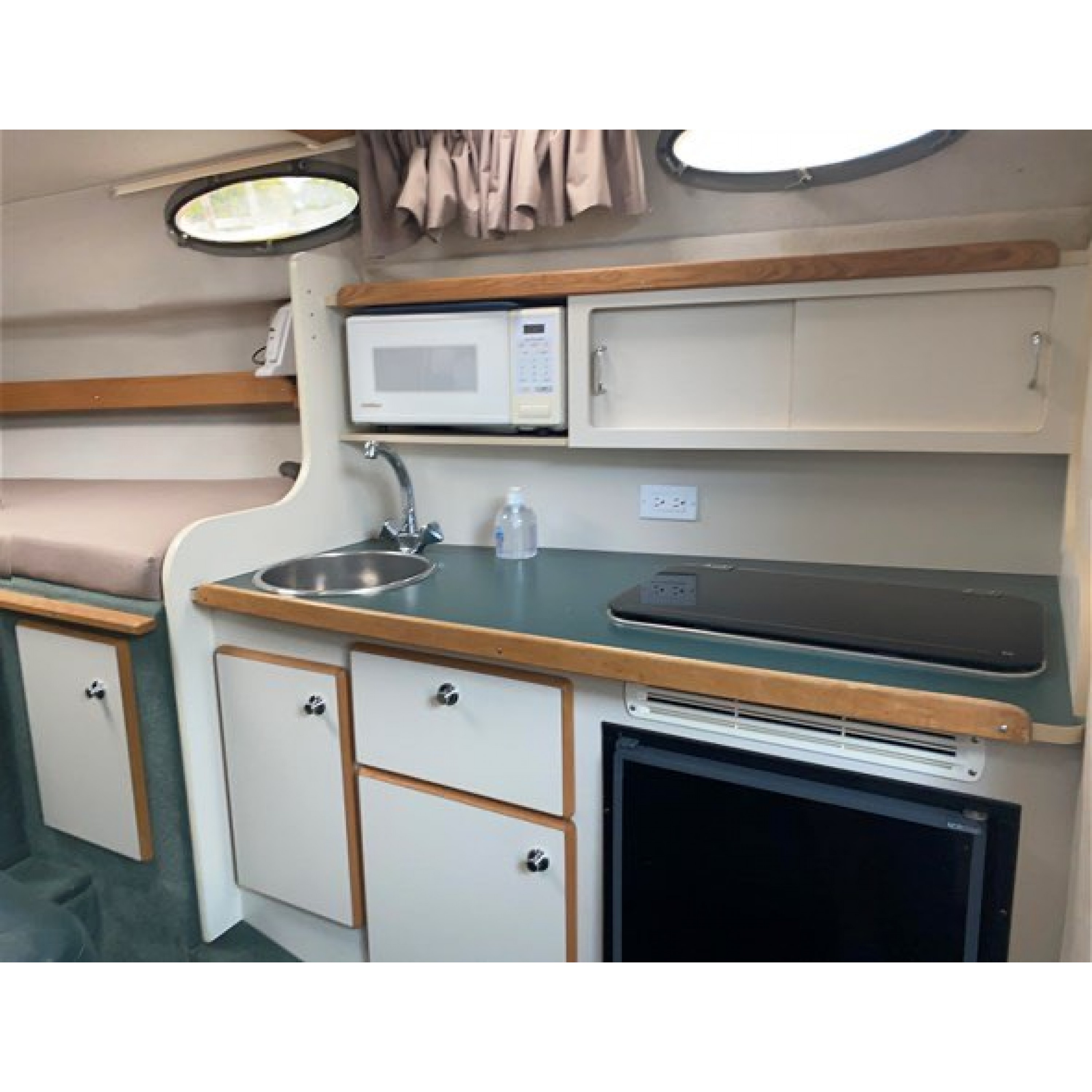 1998 27' 2" FOUR WINNS Cruising Yacht - Lillypad 1998 27' 2" FOUR WINNS Cruising Yacht - Lillypad