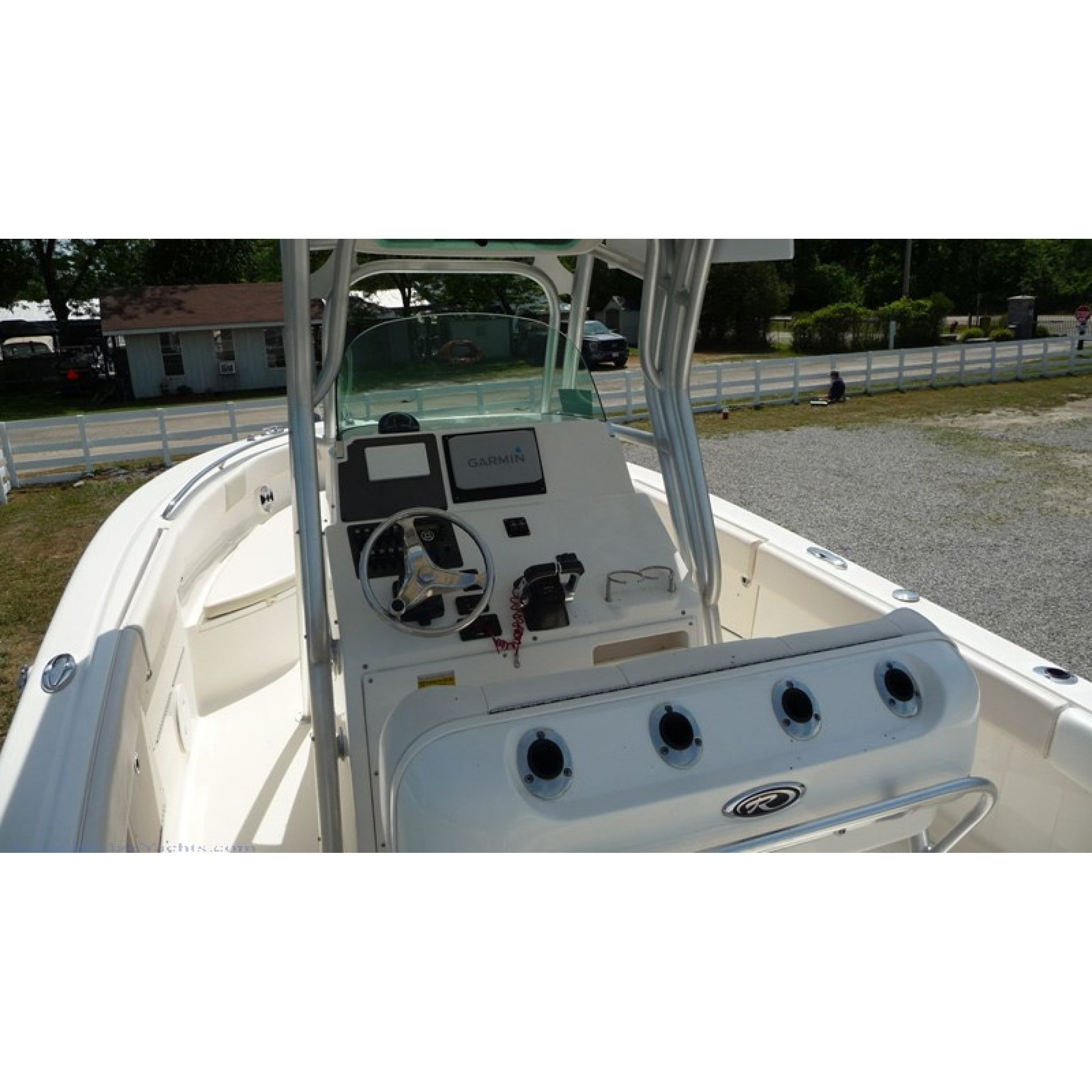 2017 26' 5" ROBALO R 260 Sport Fisherman